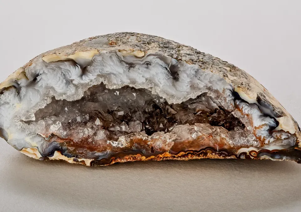 Aufgeschnittene Achatgeode mit Quarzkristallen.